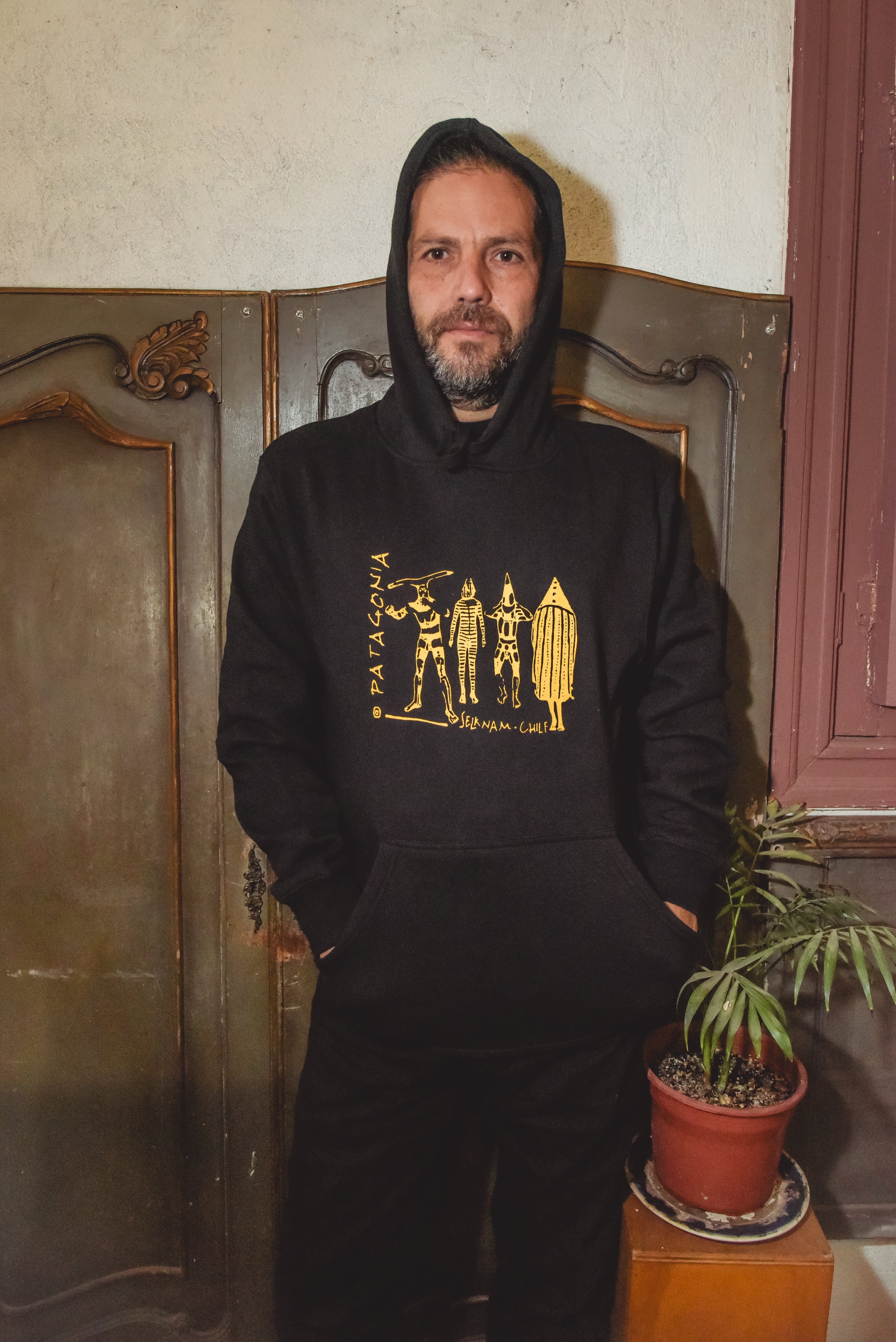 Polerón negro Selknam – diseño inspirado en los pueblos originarios de la Patagonia