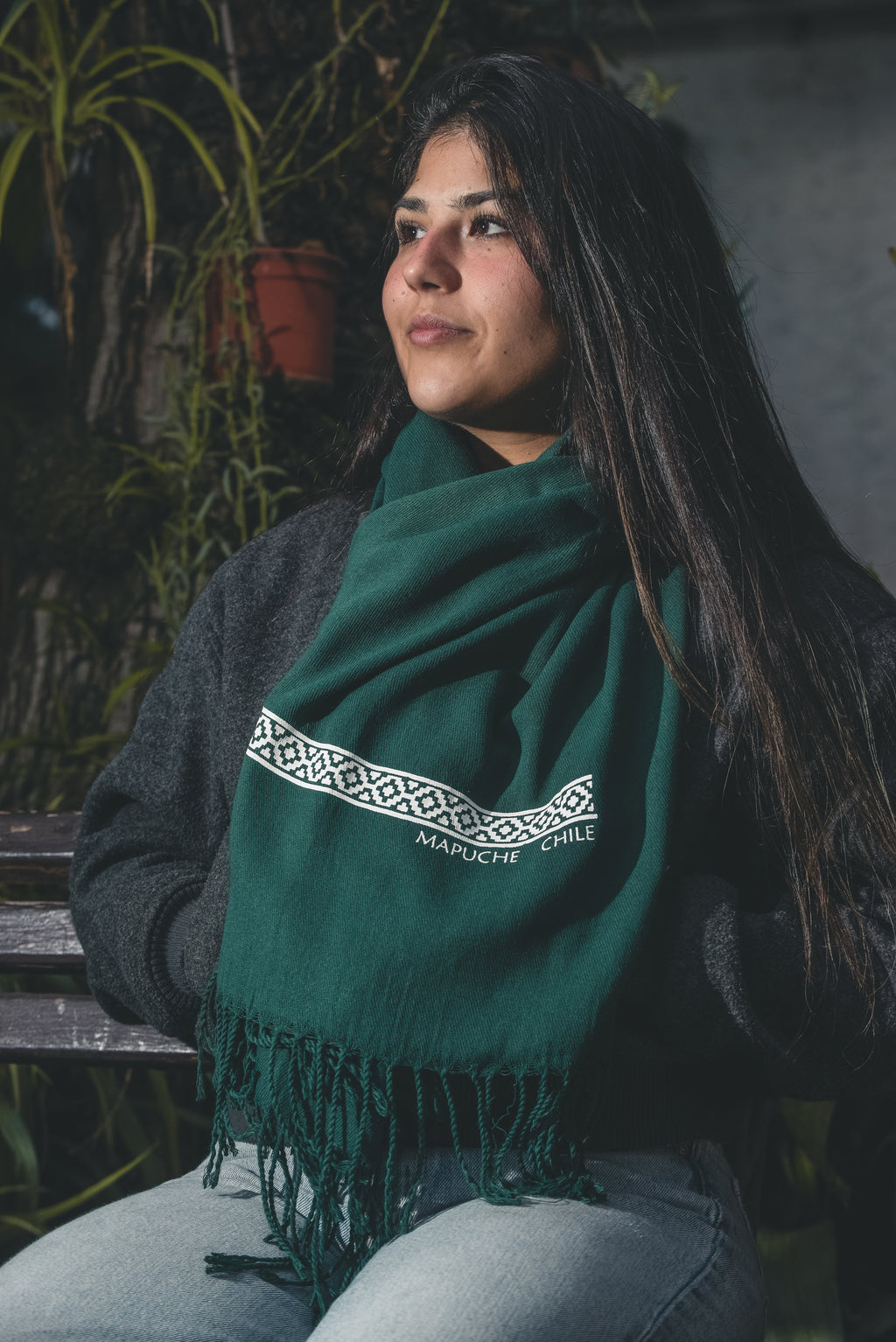 Bufanda verde  – diseño artesanal inspirado en la cultura mapuche