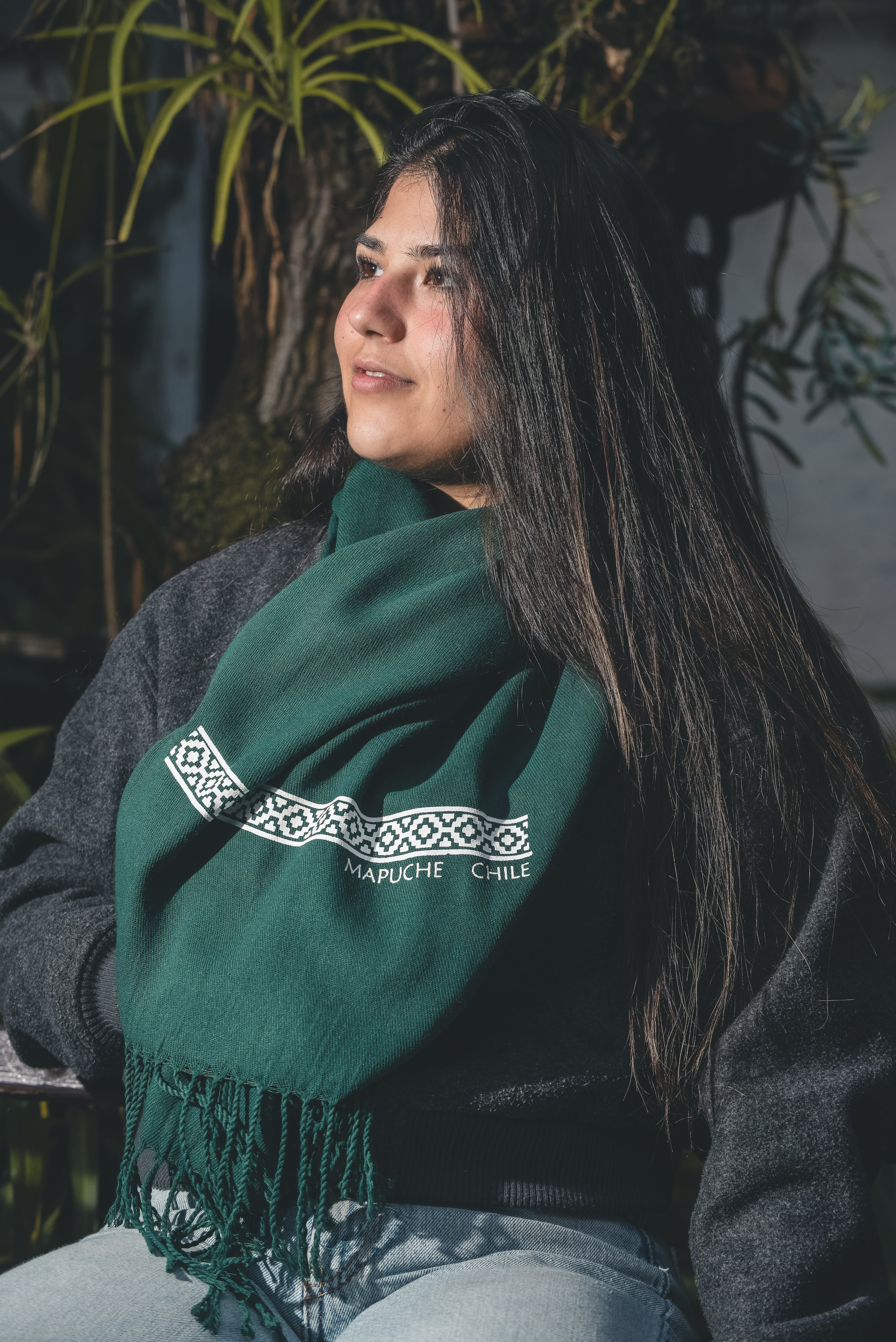 Bufanda verde  – diseño artesanal inspirado en la cultura mapuche