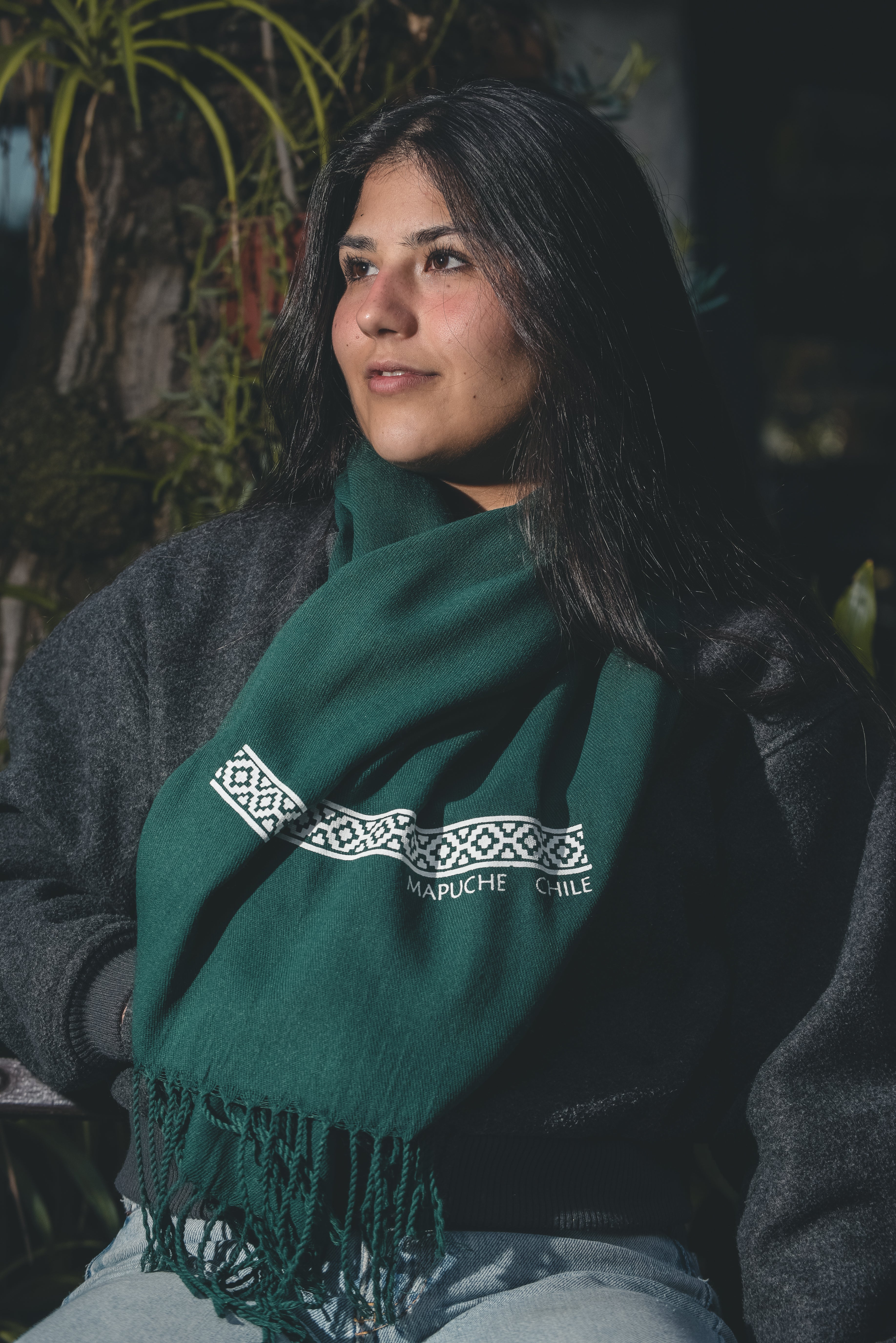 Bufanda verde  – diseño artesanal inspirado en la cultura mapuche