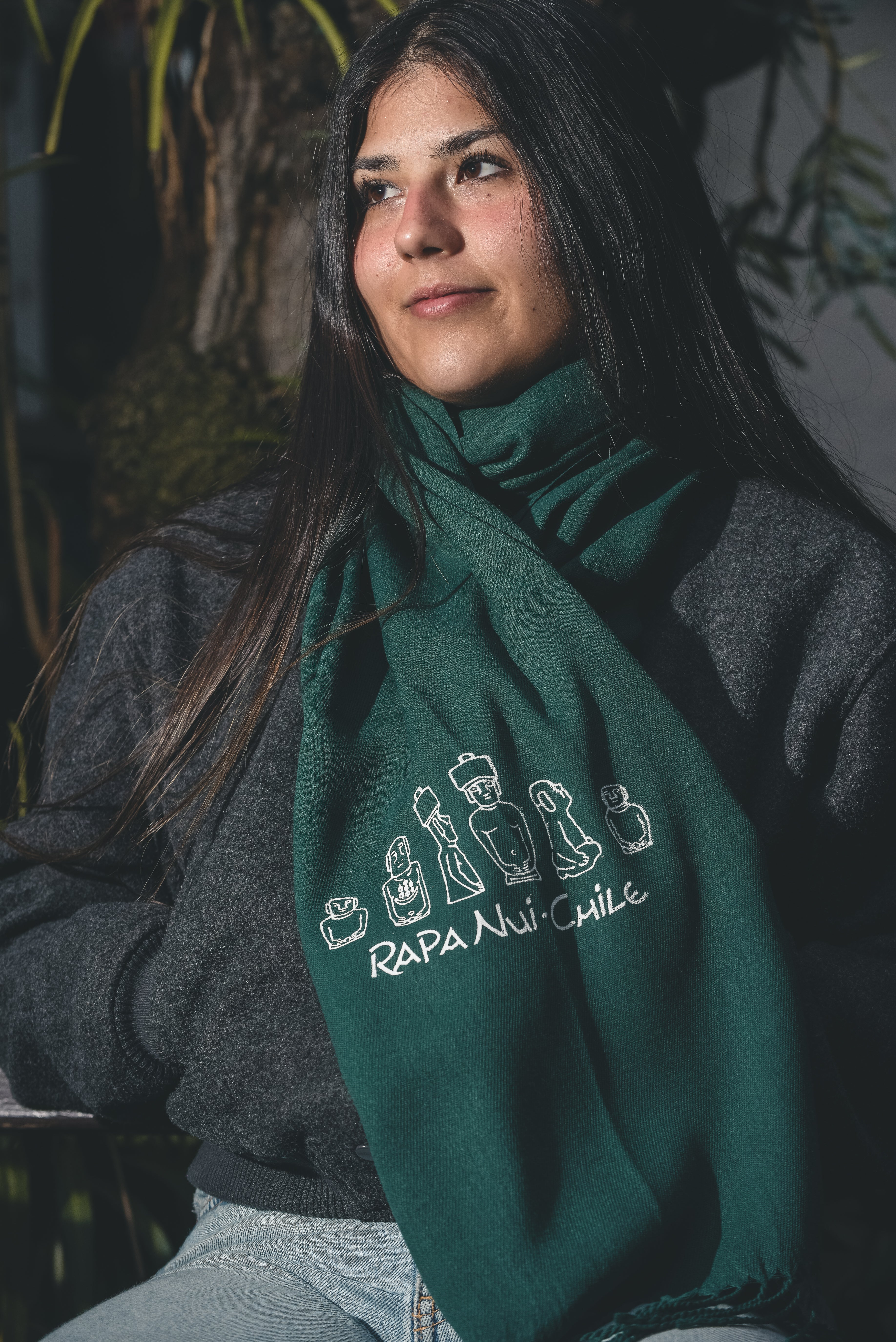 Bufanda verde Rapa Nui – diseño con figuras Moai de Isla de Pascua