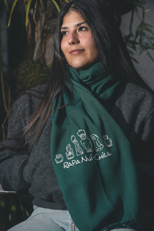 Bufanda verde Rapa Nui – diseño con figuras Moai de Isla de Pascua