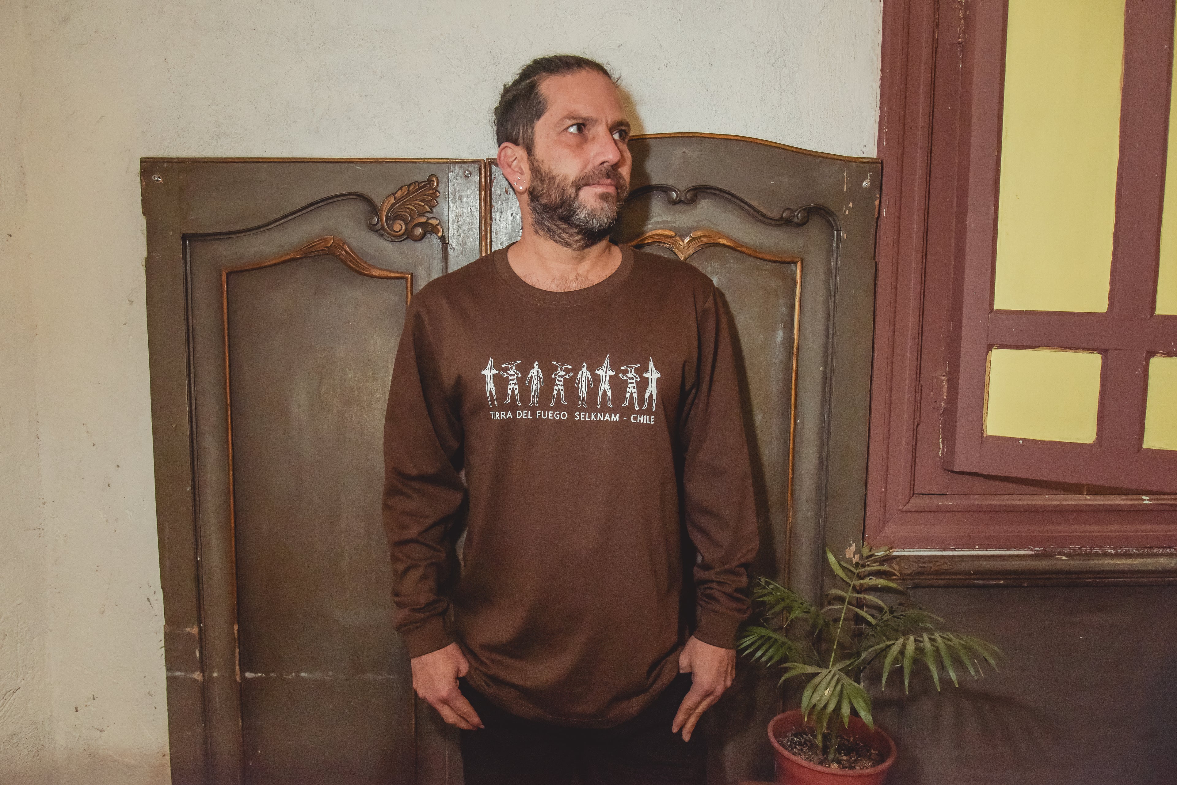 Polera manga larga café Selknam – diseño ancestral de Tierra del Fuego