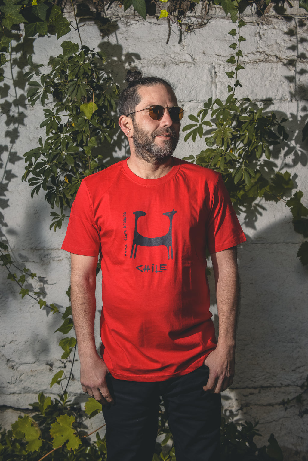 Polera roja Llama Santa Barbara – diseño inspirado en los petroglifos del norte de Chile