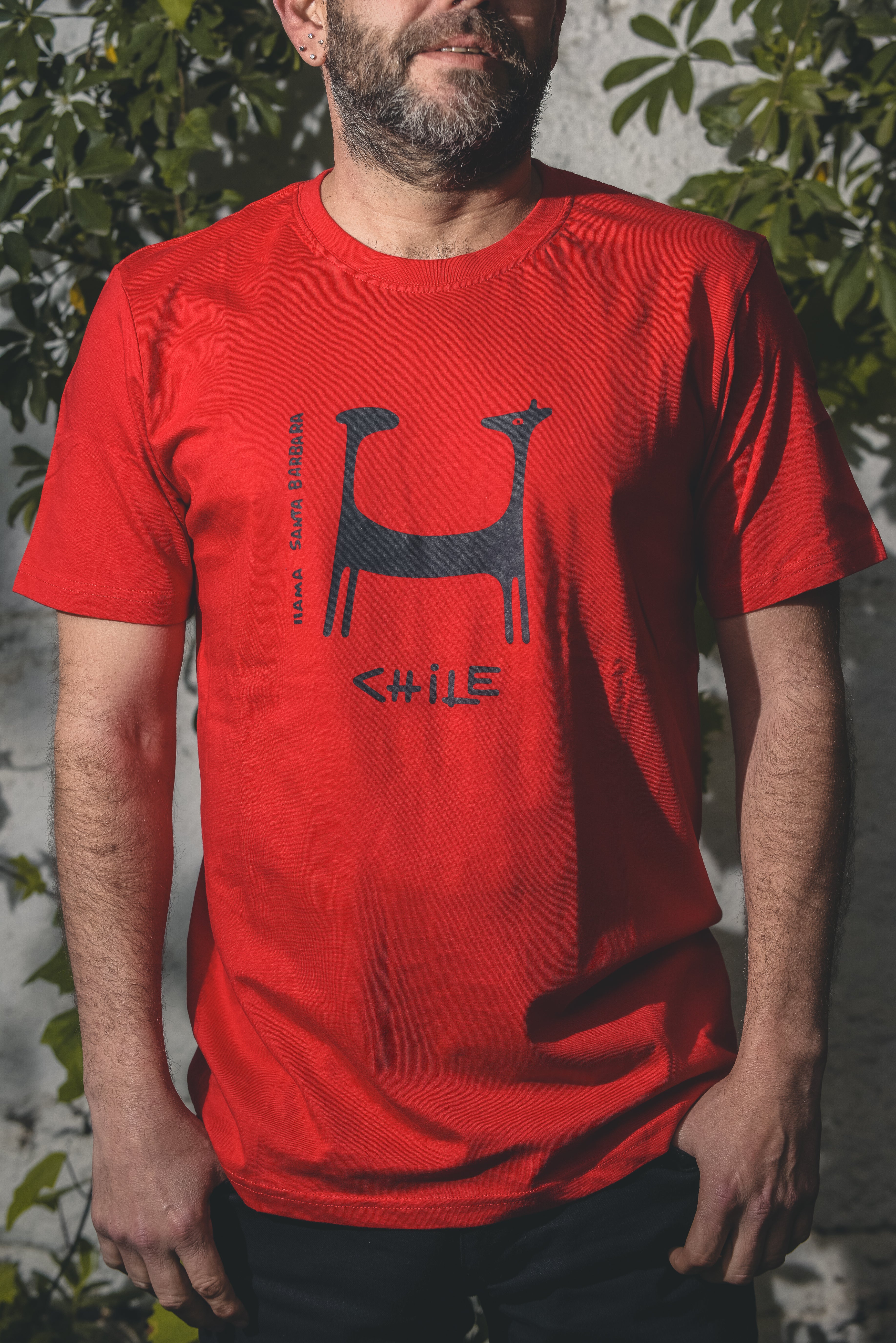 Polera roja Llama Santa Barbara – diseño inspirado en los petroglifos del norte de Chile