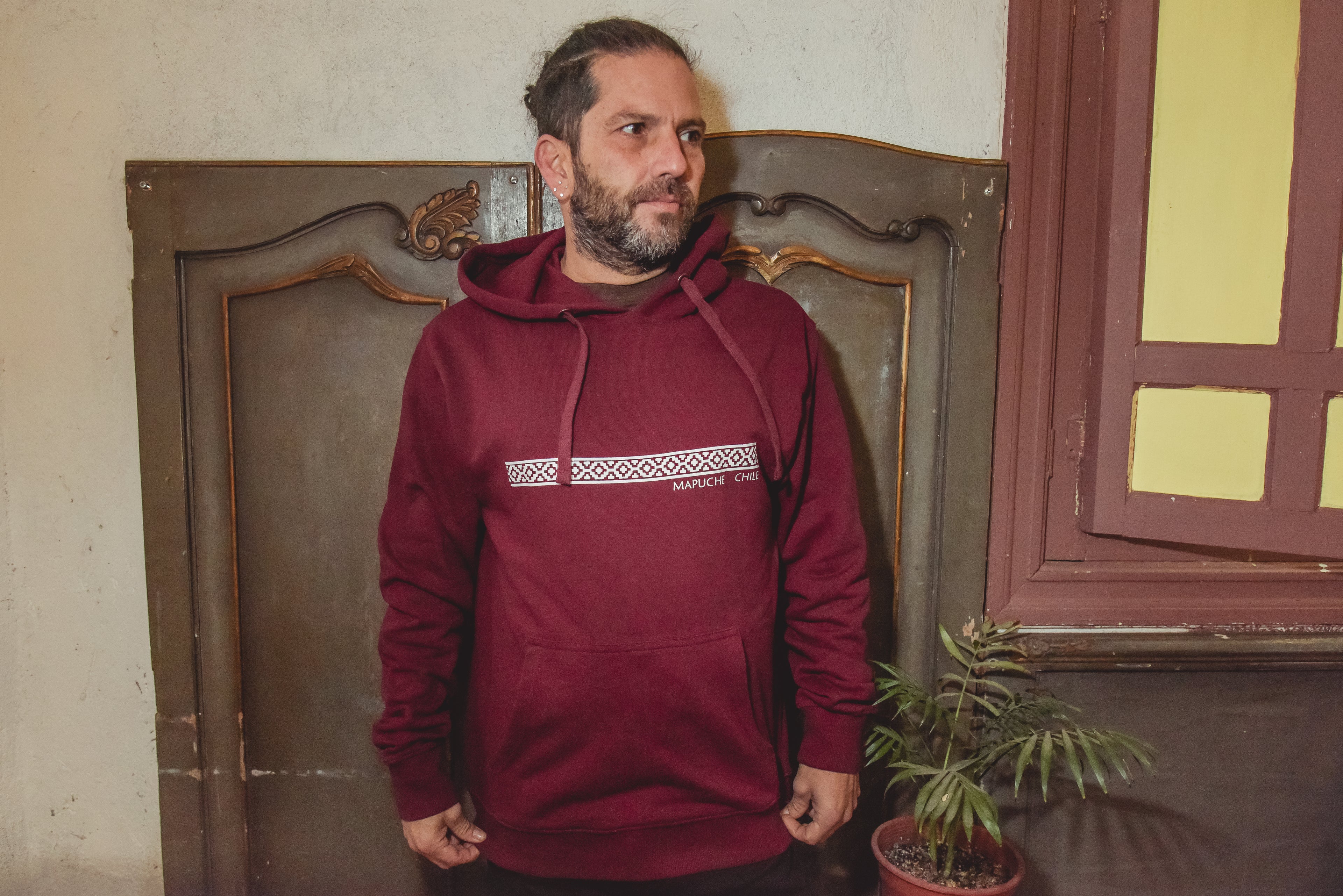 Polerón burdeo Mapuche – diseño inspirado en los tejidos tradicionales chilenos