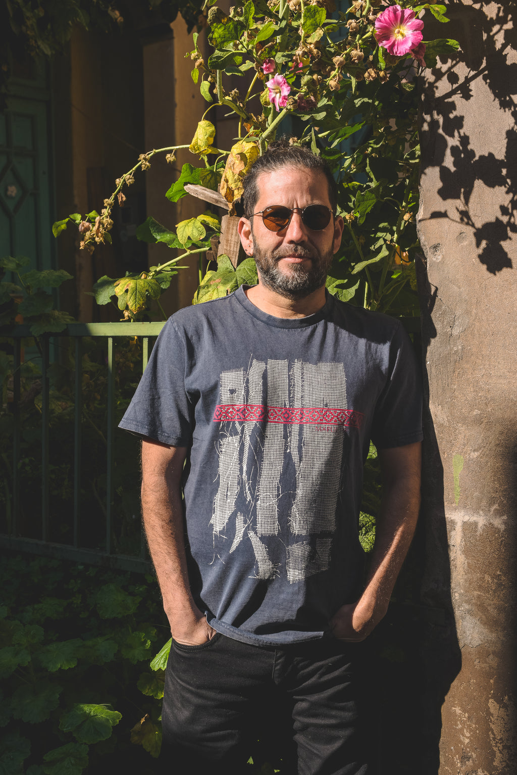 Polera azul marino Acidwash Mapuche – diseño con cinta roja inspirada en los tejidos del sur de Chile