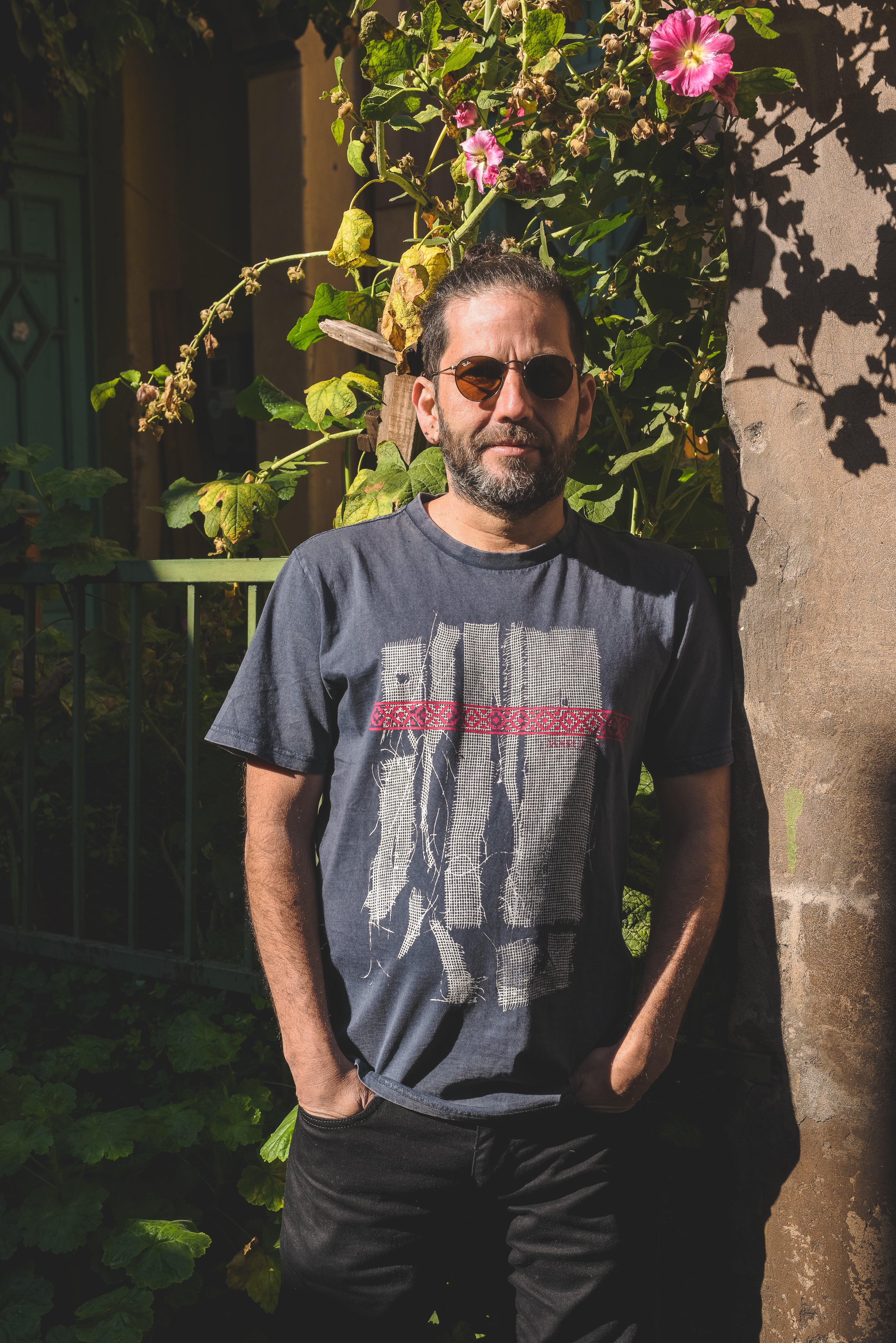 Polera azul marino Acidwash Mapuche – diseño con cinta roja inspirada en los tejidos del sur de Chile