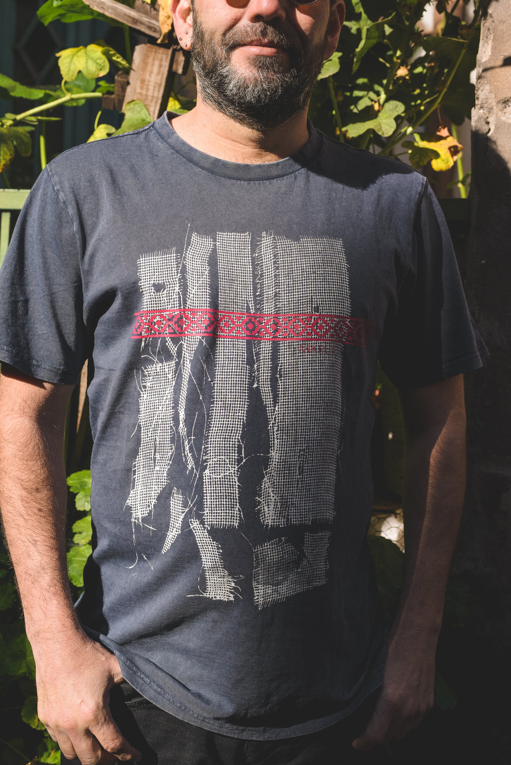 Polera azul marino Acidwash Mapuche – diseño con cinta roja inspirada en los tejidos del sur de Chile