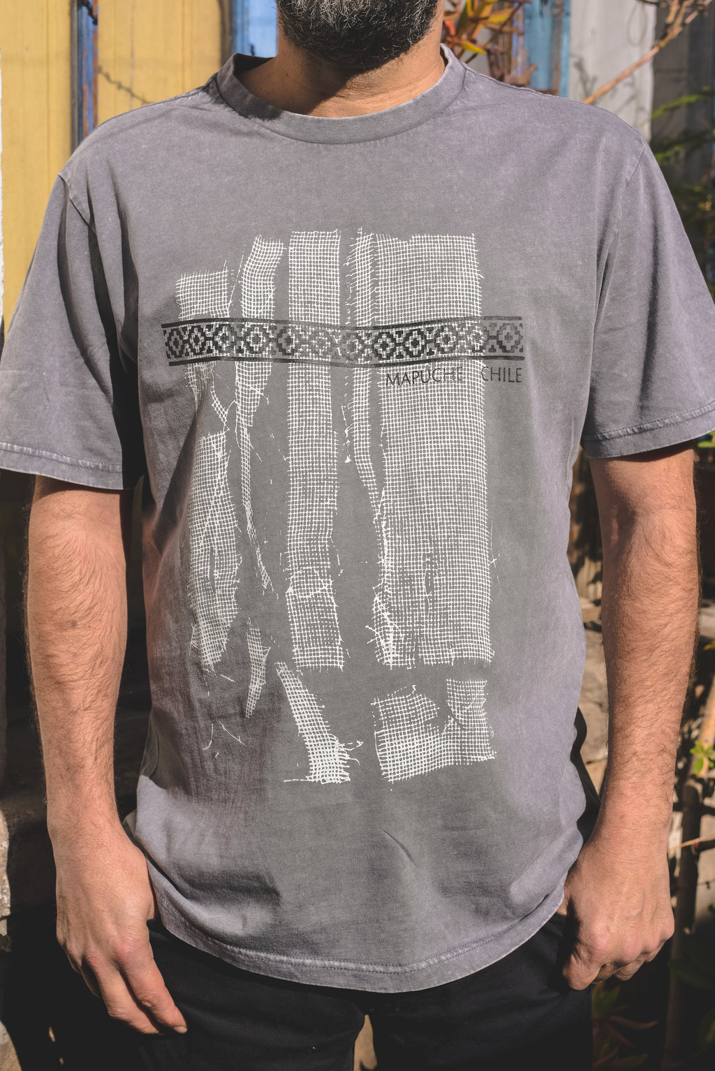 Polera gris Acidwash Mapuche – diseño textil inspirado en el arte tradicional del sur de Chile