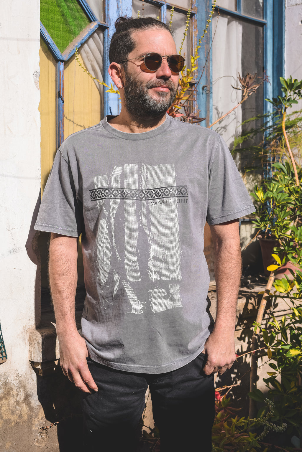 Polera gris Acidwash Mapuche – diseño textil inspirado en el arte tradicional del sur de Chile