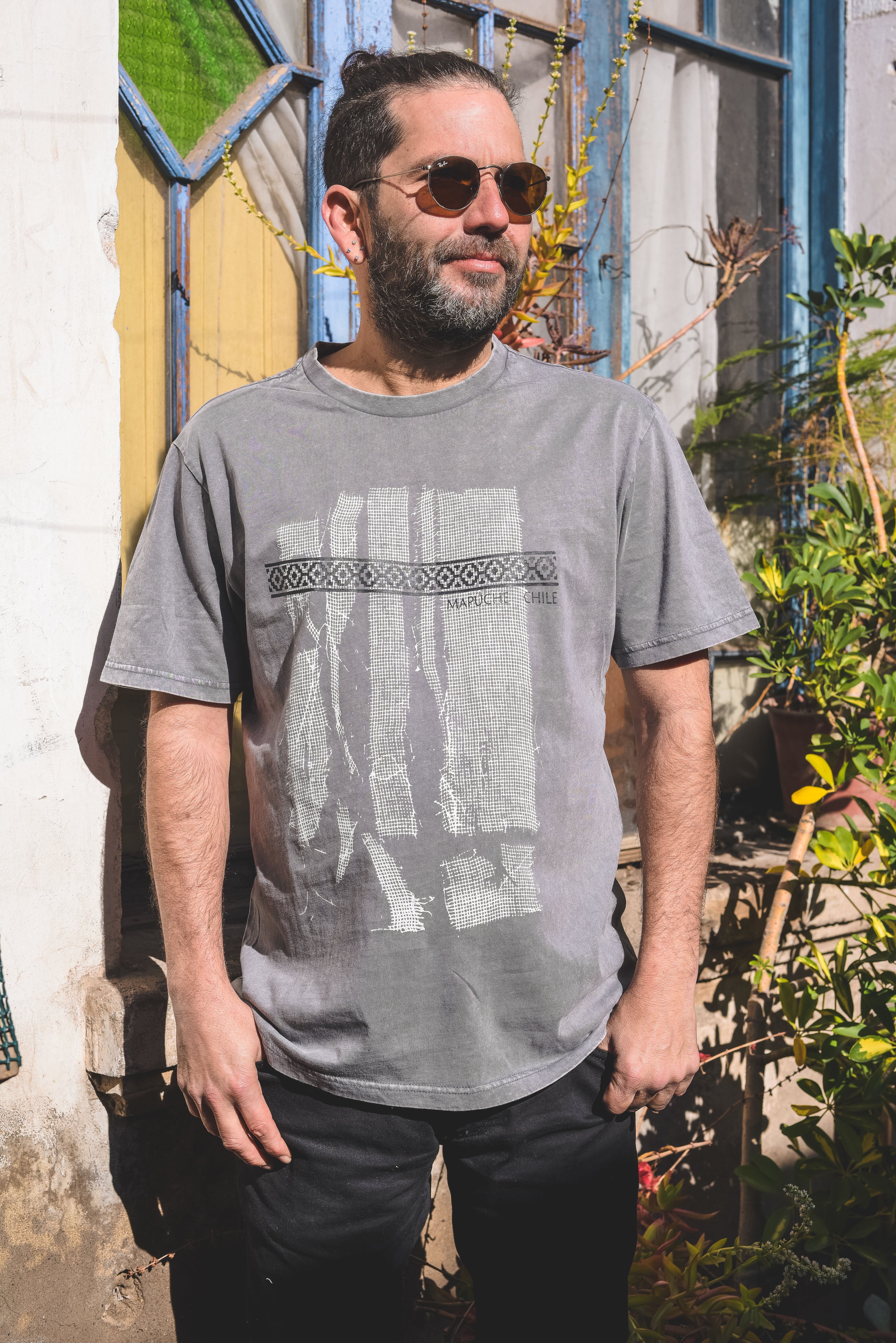 Polera gris Acidwash Mapuche – diseño textil inspirado en el arte tradicional del sur de Chile