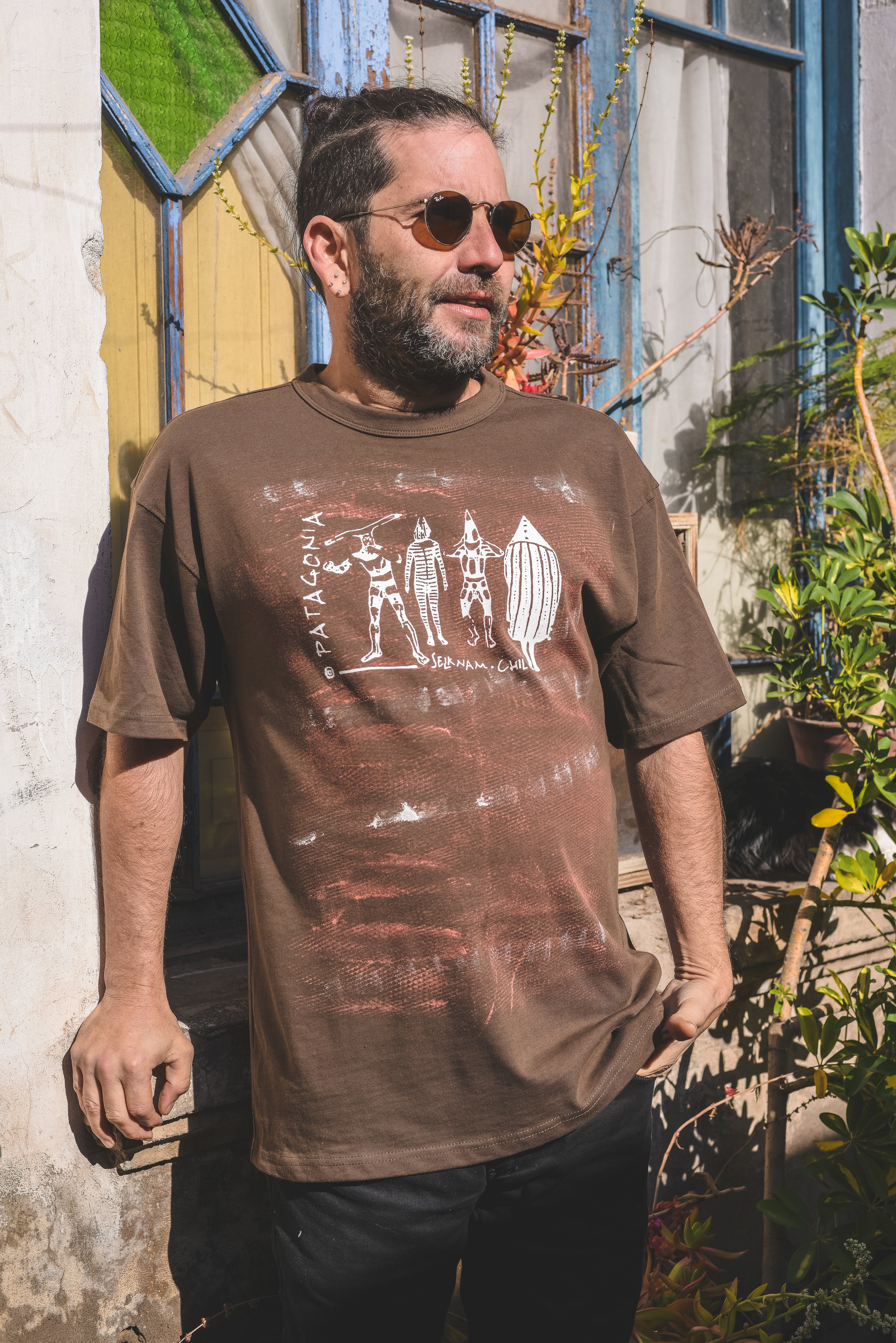 Polera Oversize café Selknam – diseño inspirado en los pueblos originarios de la Patagonia