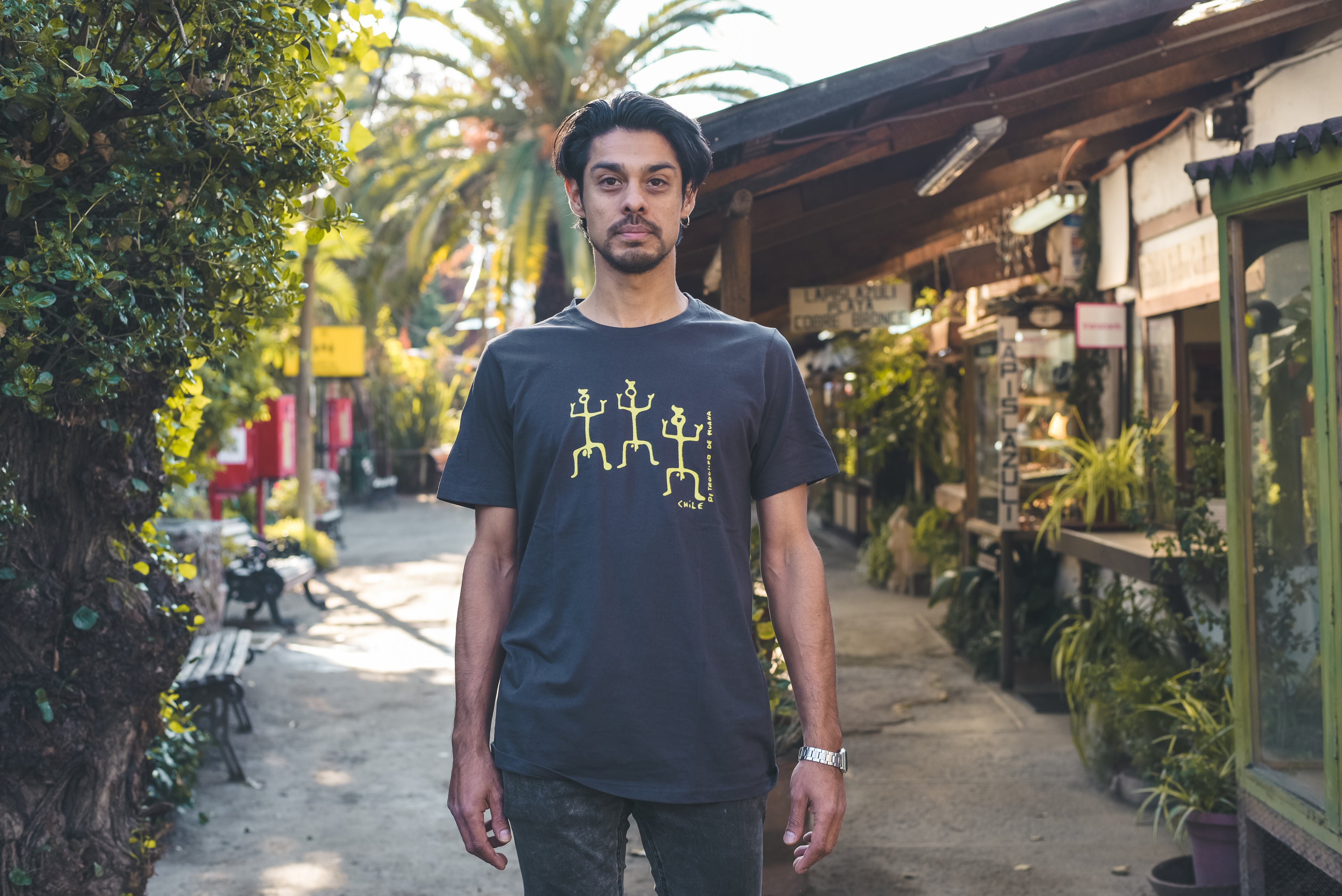 Polera gris oscura Petroglifos del Norte – diseño ancestral del desierto de Atacama