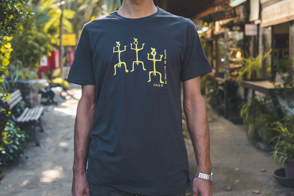 Polera gris oscura Petroglifos del Norte – diseño ancestral del desierto de Atacama