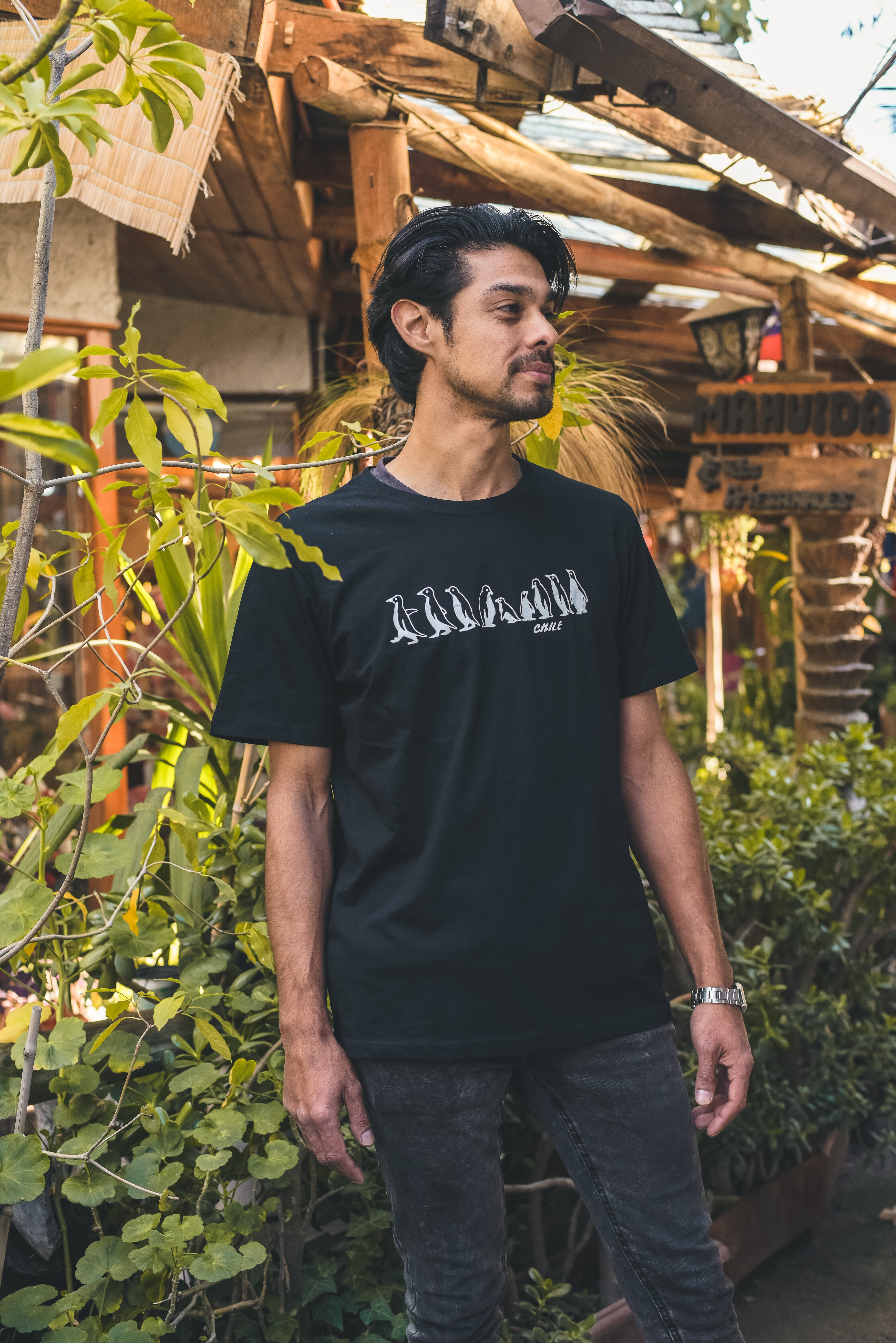 Polera negra Pingüinos – diseño inspirado en la fauna del sur de Chile