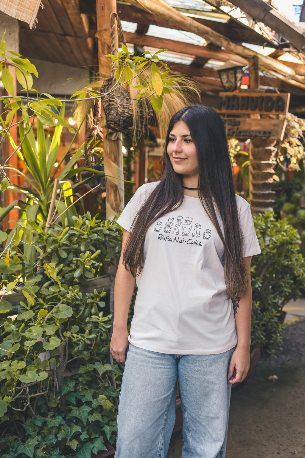 Polera blanca Rapa Nui – diseño de Moai inspirado en Isla de Pascua