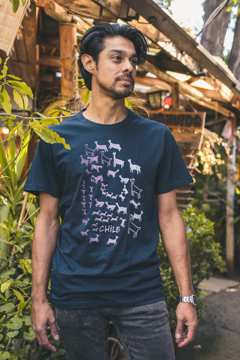 Polera azul Llamas del Desierto – diseño inspirado en arte rupestre chileno