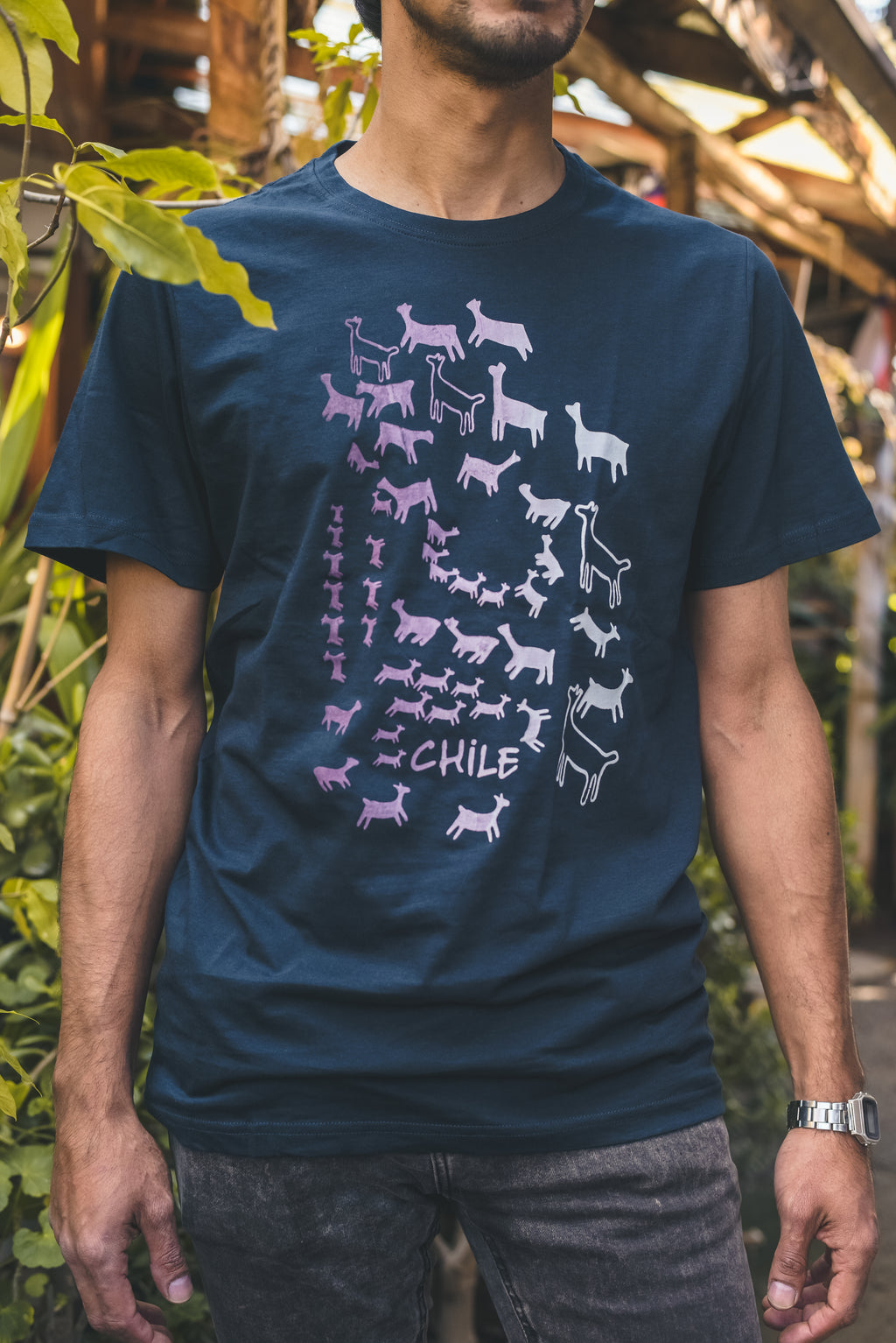 Polera azul Llamas del Desierto – diseño inspirado en arte rupestre chileno