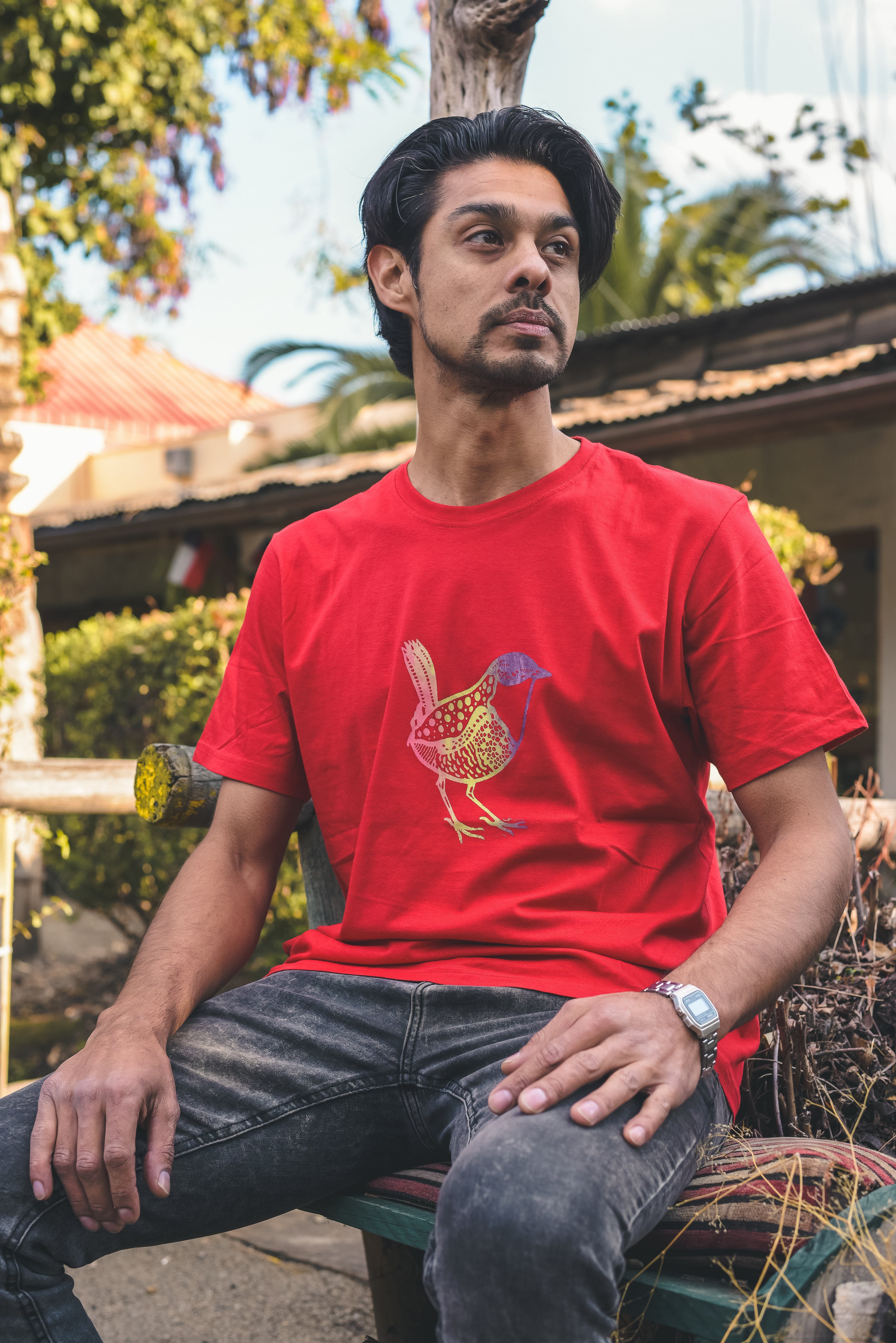 Polera roja Chincol – diseño artístico inspirado en la fauna local