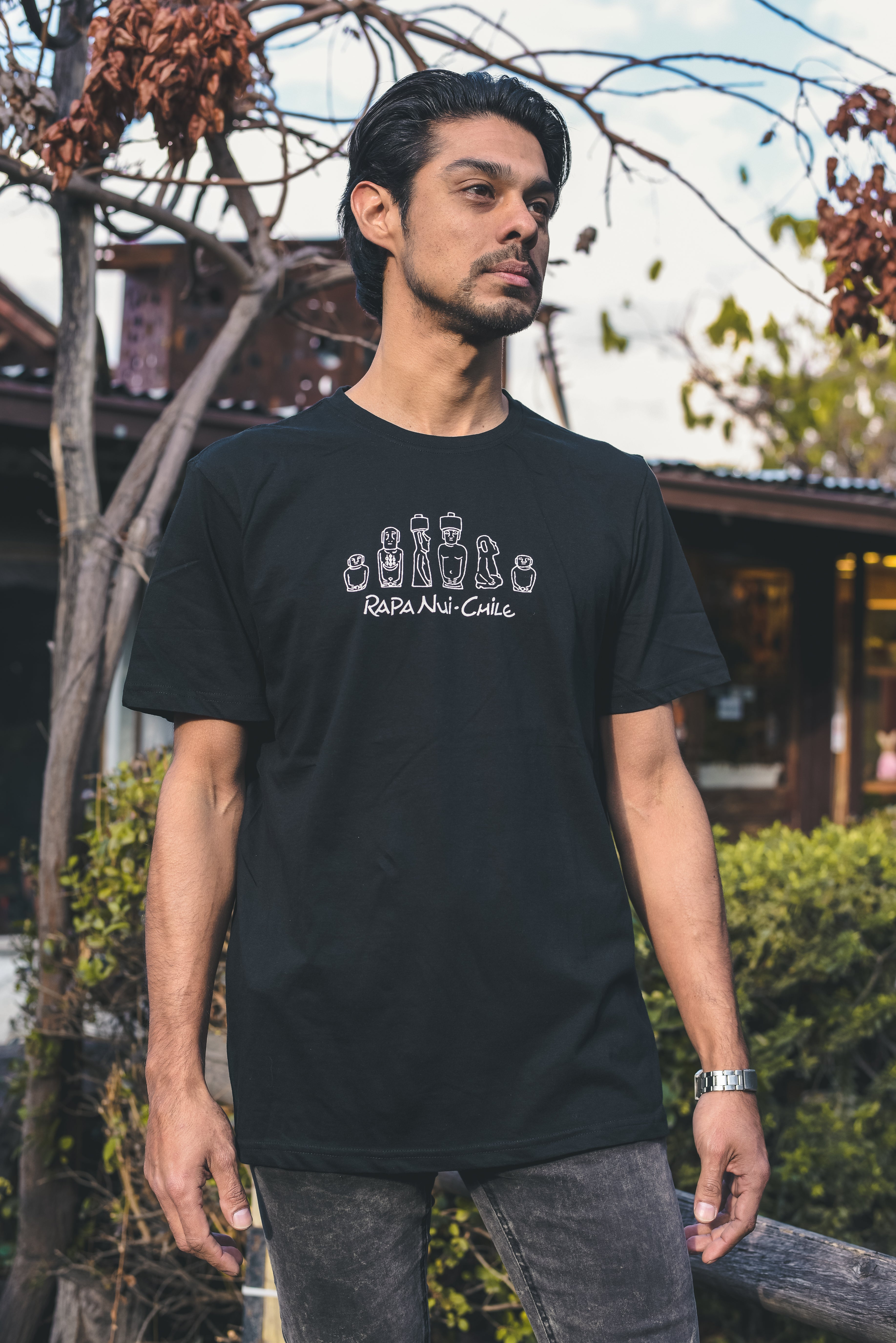 Polera negra Rapa Nui – diseño inspirado en los Moai de Isla de Pascua