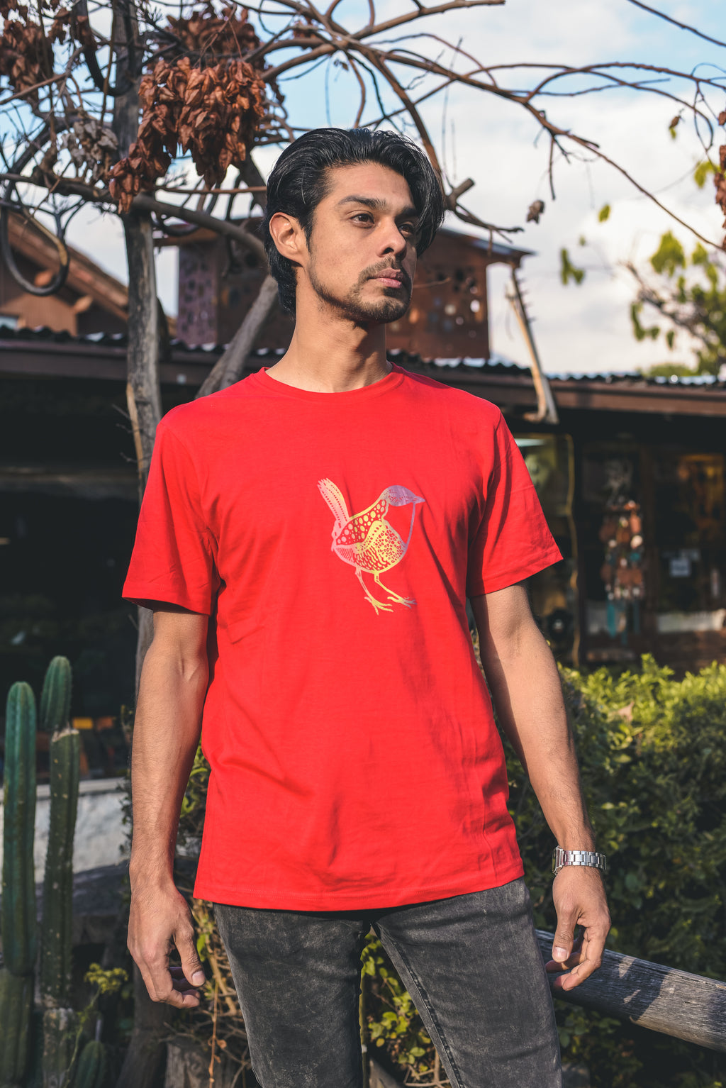 Polera roja Chucao – diseño artístico inspirado en la fauna local
