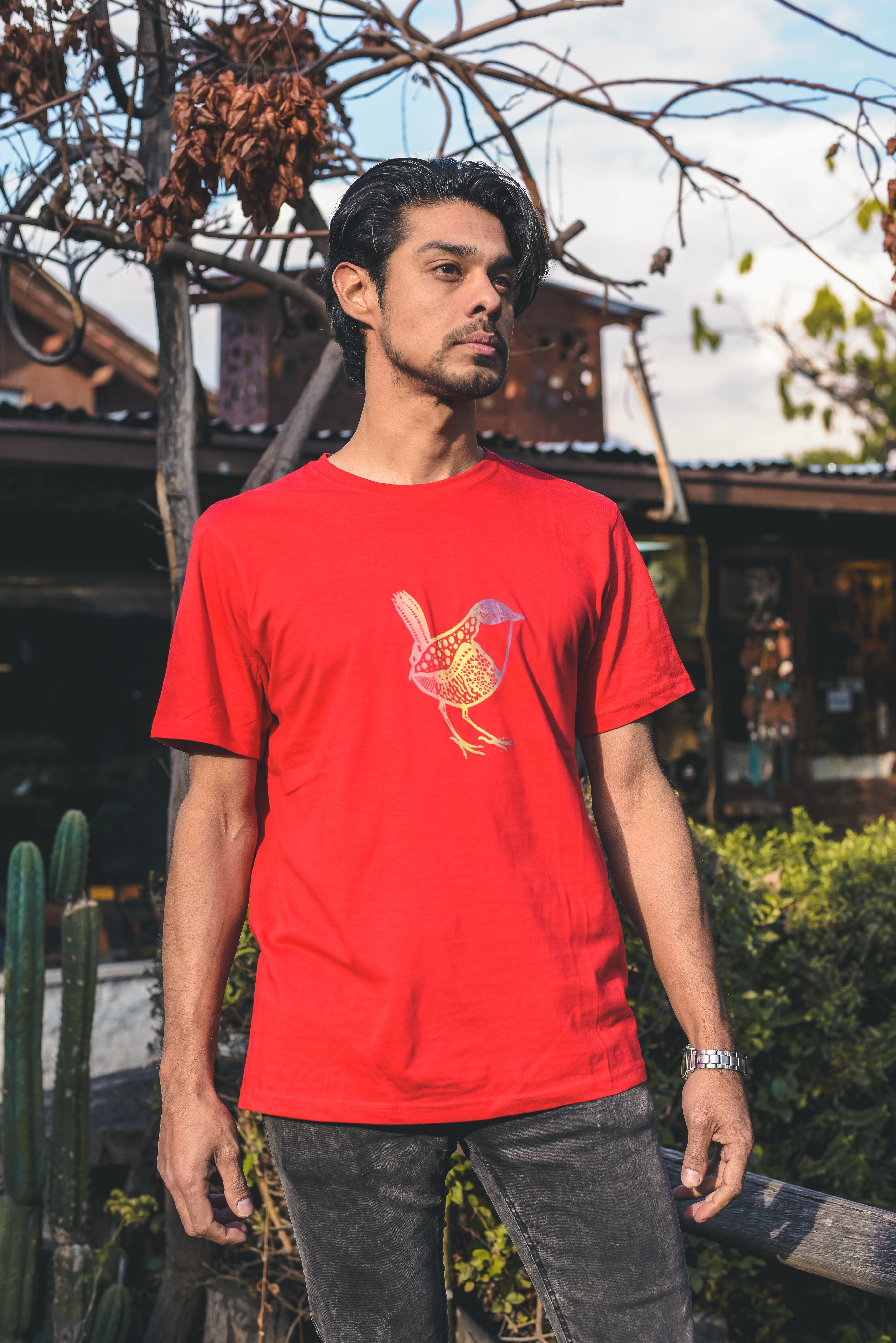 Polera roja Chincol – diseño artístico inspirado en la fauna local