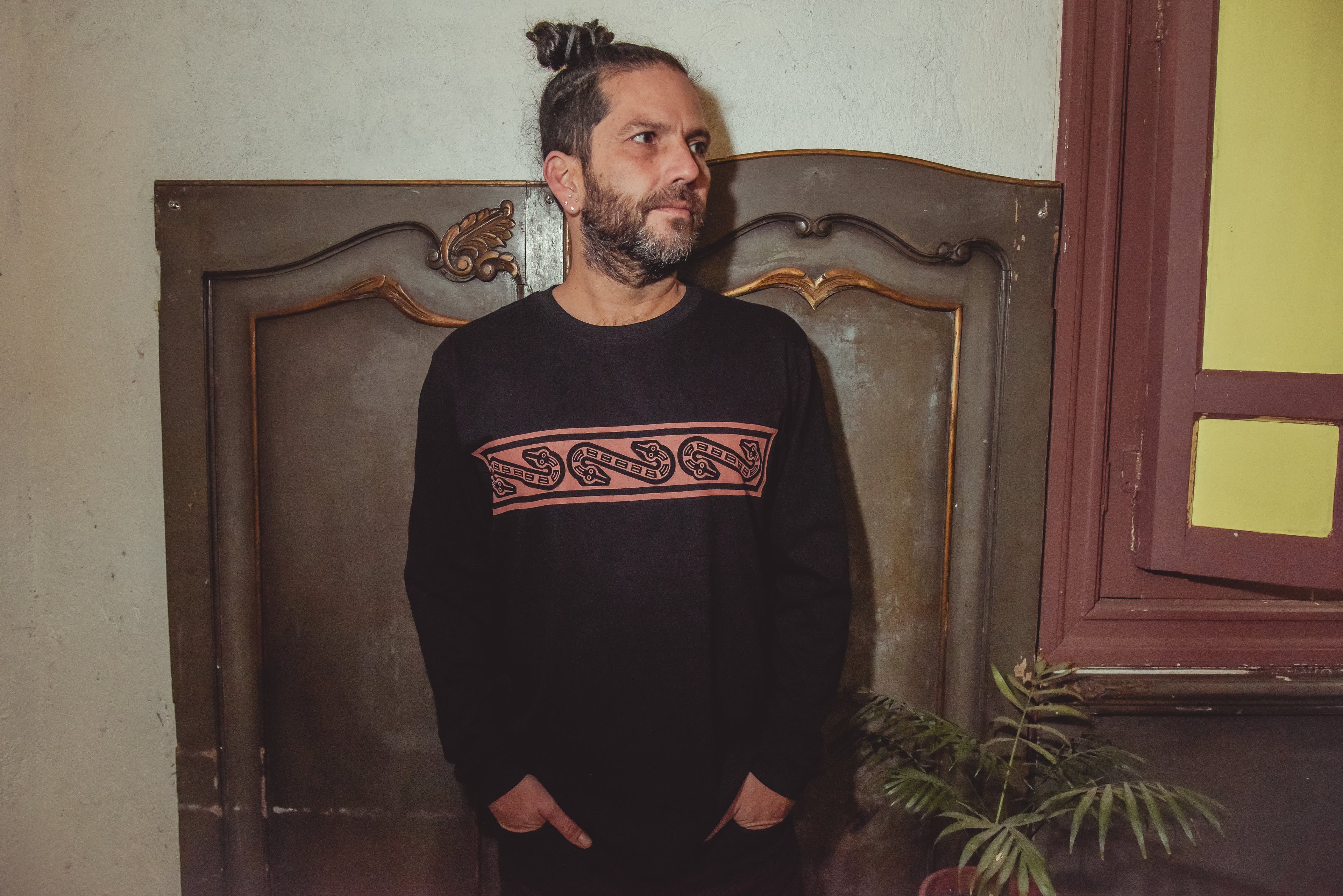 Polera manga larga negra Serpiente de Atacama – diseño de serpiente ancestral