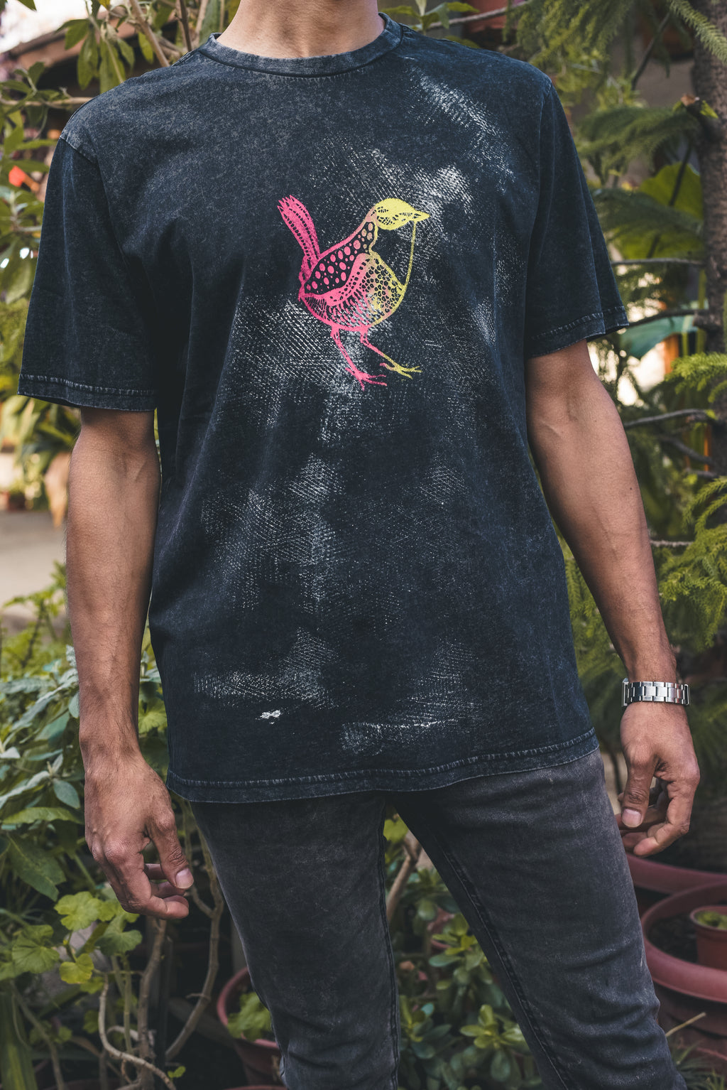 Polera acid wash negra Chincol – diseño artesanal con colores vibrantes