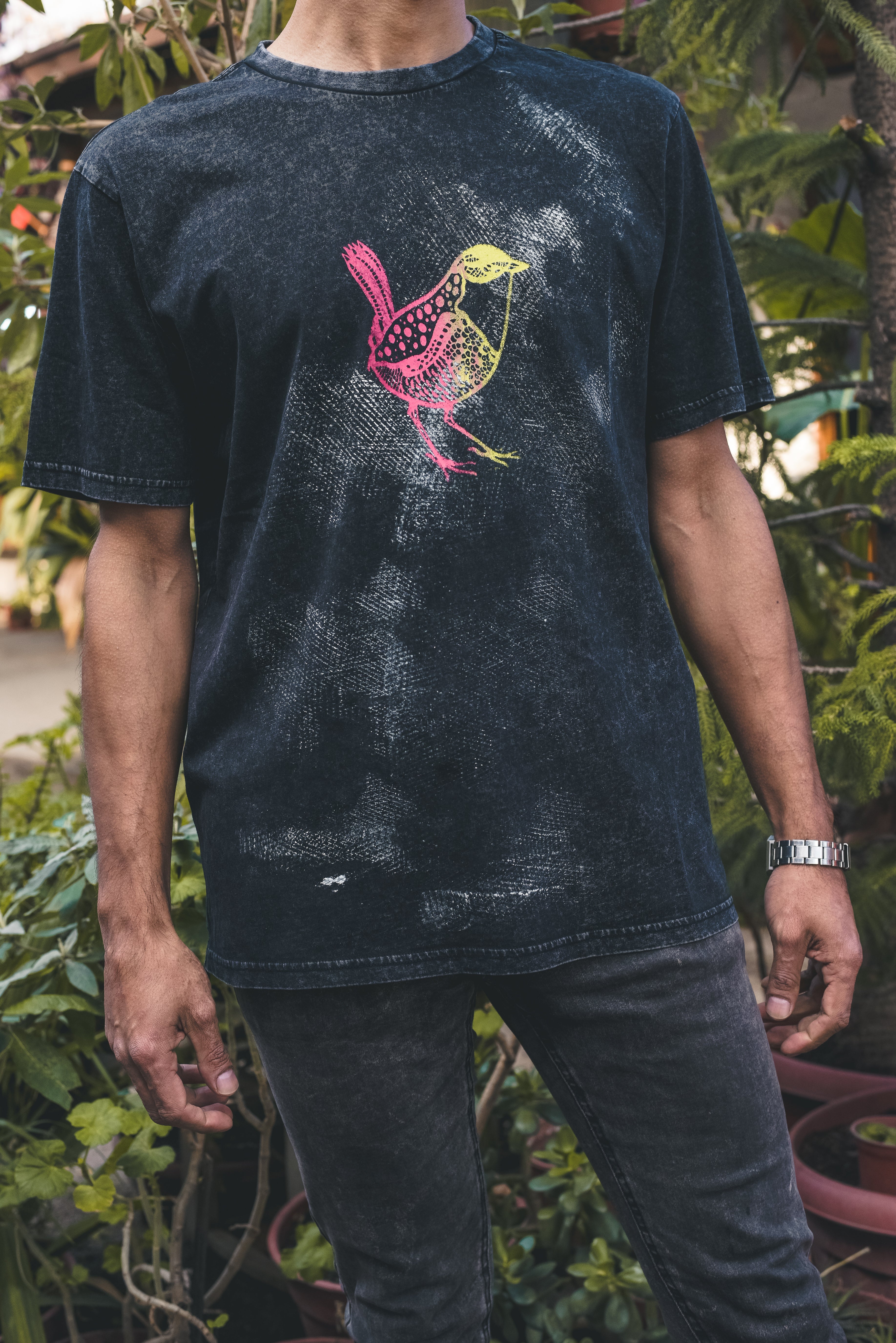 Polera acid wash negra Chincol – diseño artesanal con colores vibrantes