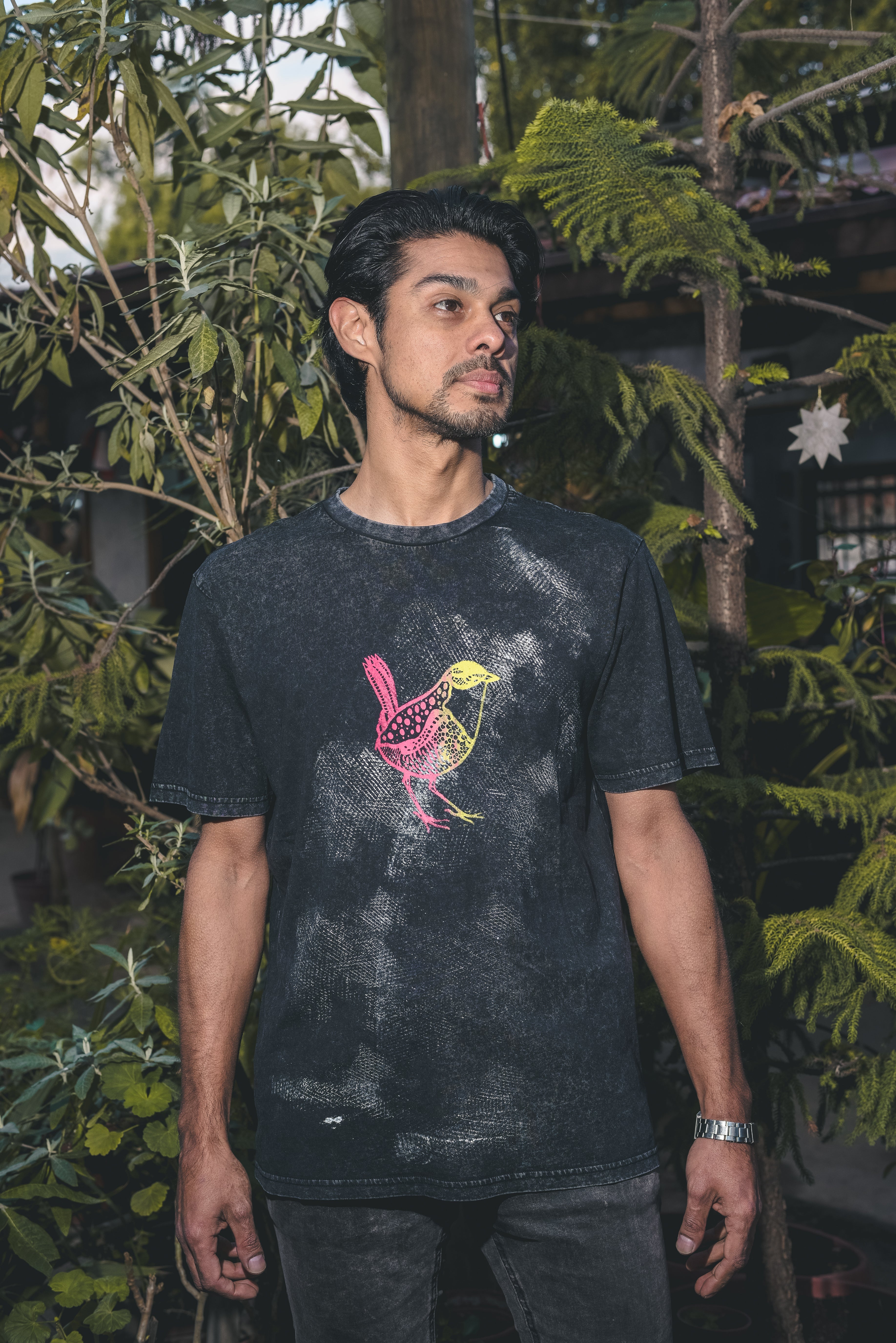 Polera acid wash negra Chincol – diseño artesanal con colores vibrantes