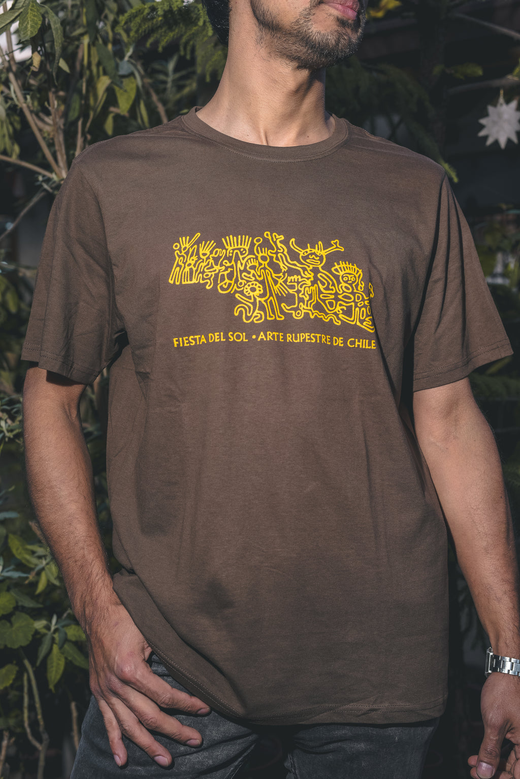 Polera café Fiesta del Sol – diseño de arte rupestre chileno