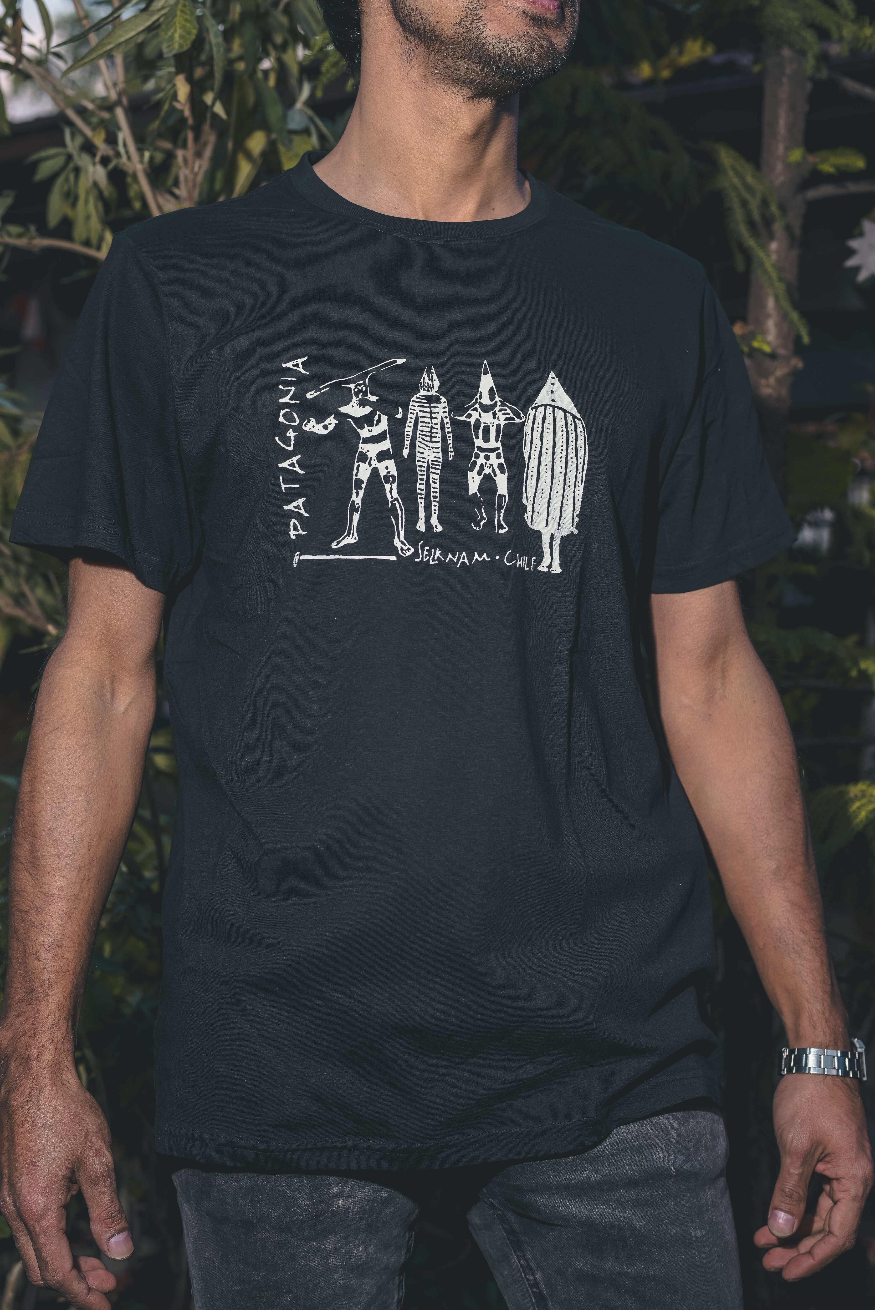 Polera negra Selknam Patagonia – diseño inspirado en los pueblos originarios del sur de Chile