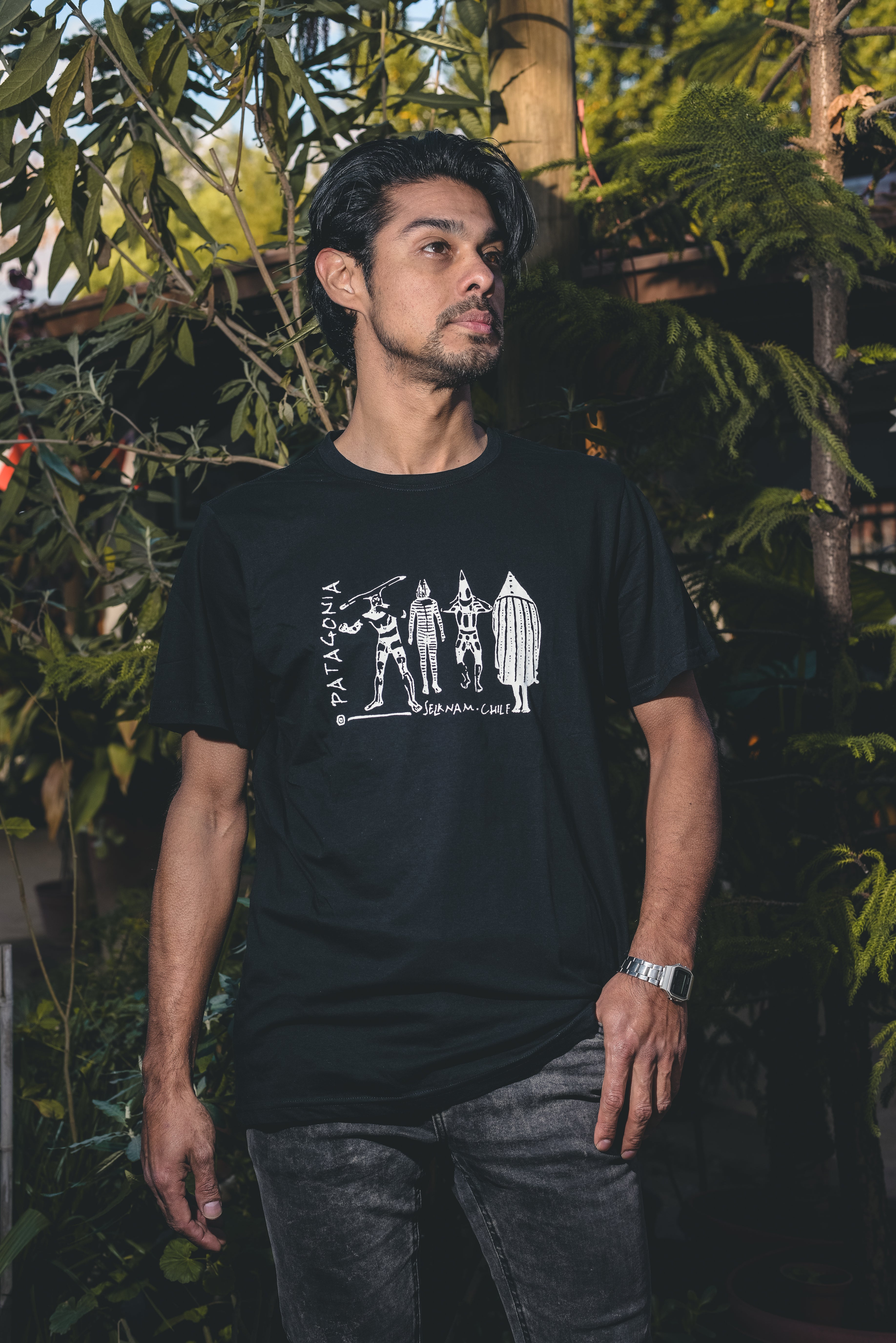 Polera negra Selknam Patagonia – diseño inspirado en los pueblos originarios del sur de Chile