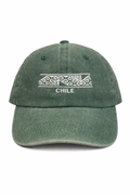 Jockey verde “Chile” con bordado inspirado en patrones textiles ancestrales