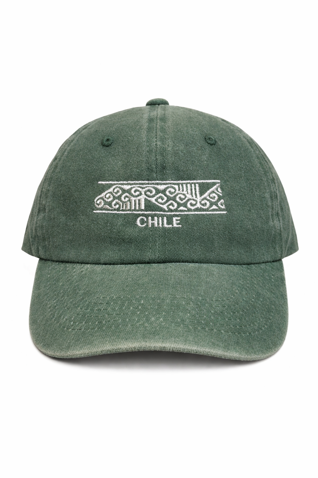 Jockey verde “Chile” con bordado inspirado en patrones textiles ancestrales