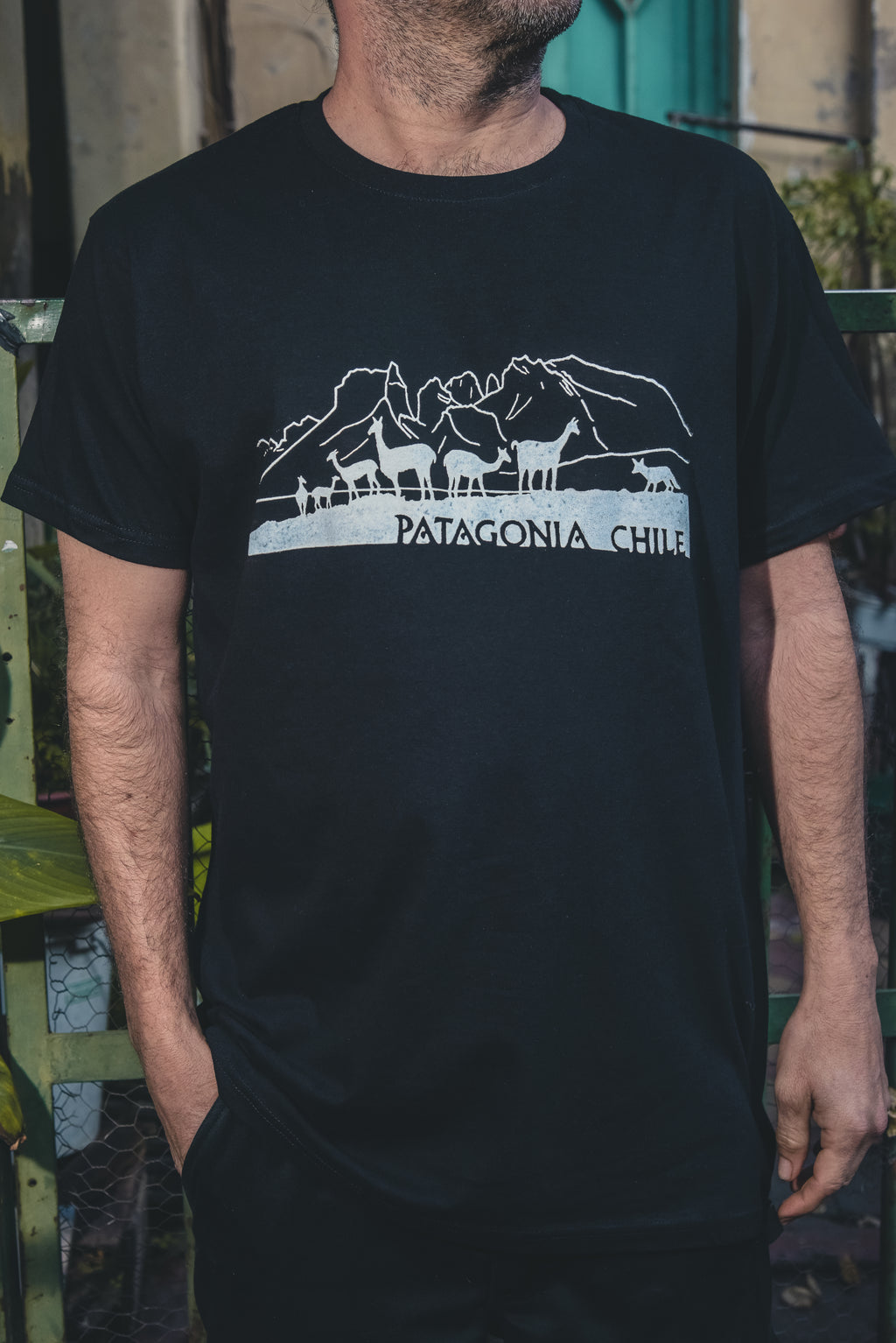 Polera negra Patagonia – diseño con guanacos y montañas del sur de Chile