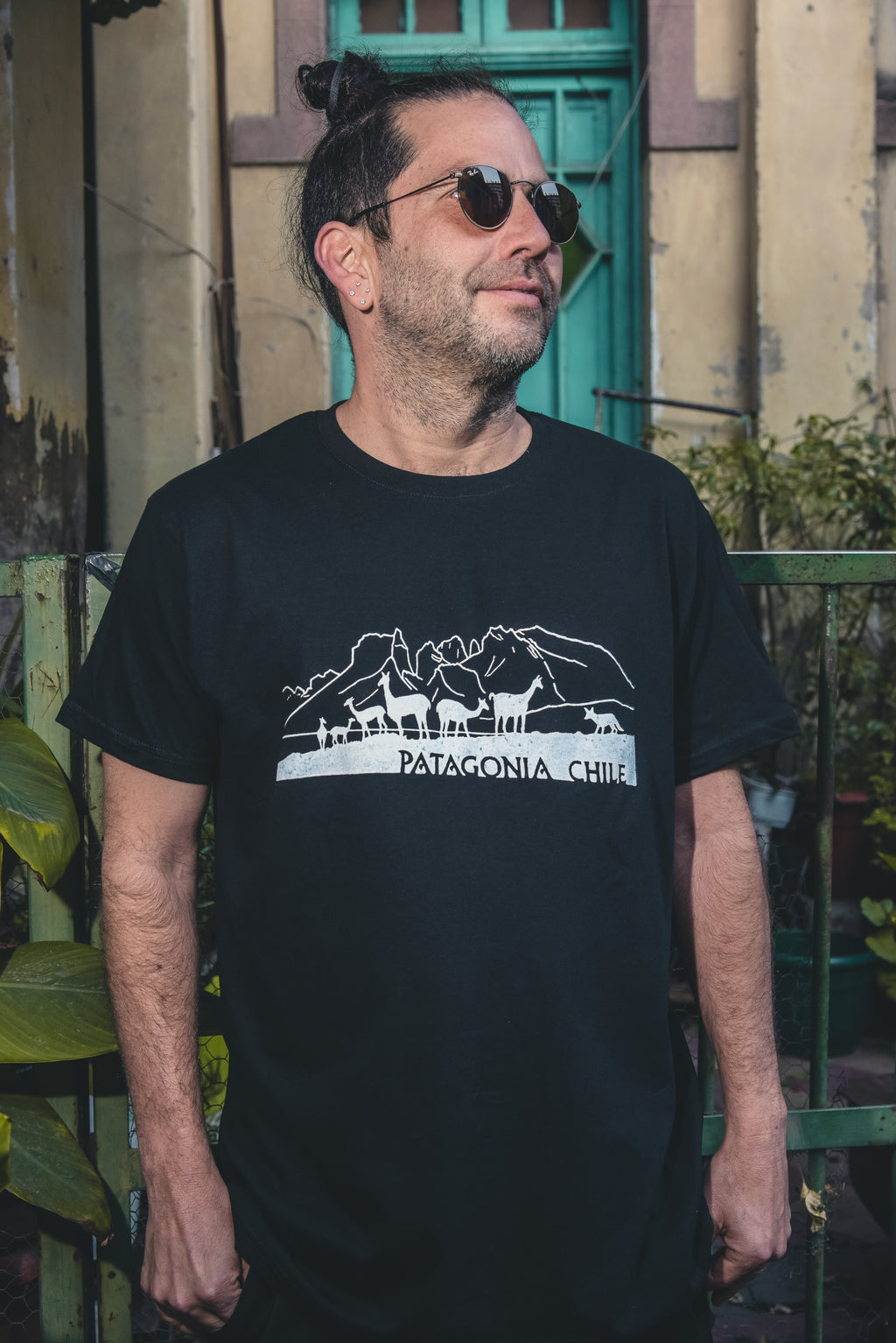 Polera negra Patagonia – diseño con guanacos y montañas del sur de Chile
