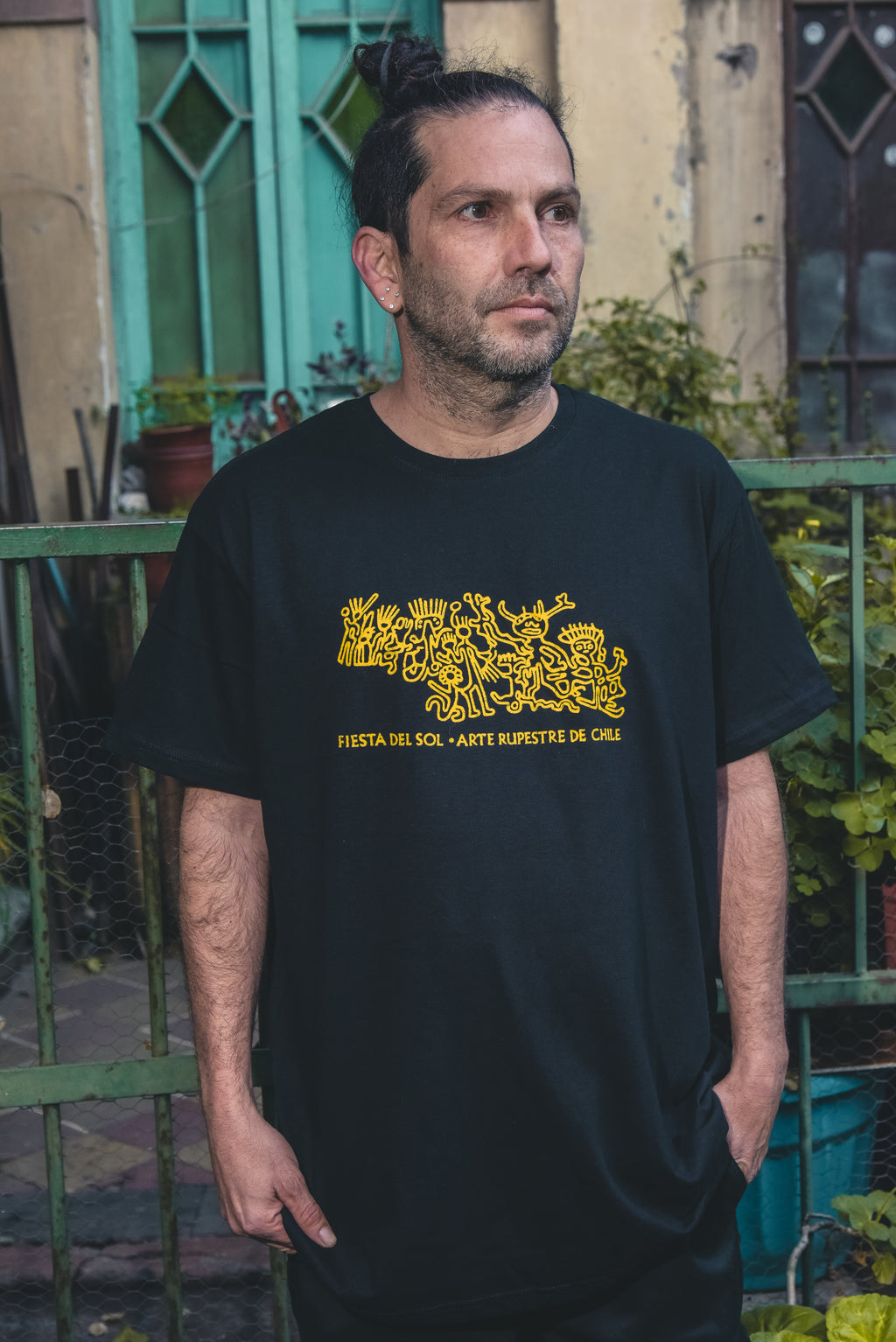 Polera negra Fiesta del Sol – diseño inspirado en el arte rupestre chileno